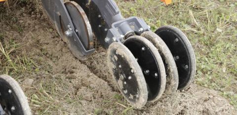 17 cm séparent les rangs jumeaux, sur lesquels les semences sont placées alternativement d’un côté puis de l’autre.