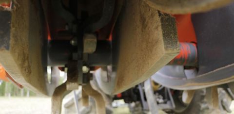Les rotors à marteaux et les déflecteurs assurent un ameublissement maximum de la bande de semis, sans perturber l’interrang.