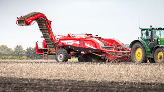 Grimme vient de présenter la Select 200. C’est sa nouvelle arracheuse simplifiée à deux rangs pour pommes de terre. Grimme vient de présenter la Select 200. C’est sa nouvelle arracheuse simplifiée à deux rangs pour pommes de terre.