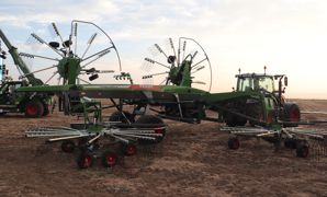 L'andaineur Fendt Former 14 055 Pro est totalement remanié et bénéficie d'un design plus fonctionnel. L'andaineur Fendt Former 14 055 Pro est totalement remanié et bénéficie d'un design plus fonctionnel.