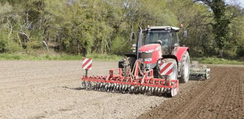 Les dents grattent la surface et sont suivies du rouleau qui écrase les mottes. Un vibroculteur à l’arrière achève de préparer le sol pour le semis de maïs. © G. Baron