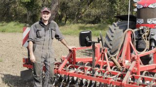 « Mon outil frontal autoconstruit prépare la surface pour le semis » « Mon outil frontal autoconstruit prépare la surface pour le semis »