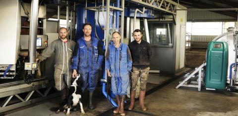 Il ne faut pas moins de quatre personnes pour cette transhumance. De gauche à droite : Nathan (fils de Laurence et Vincent), Régis, Vincent et Valentin (salarié du groupement d’employeurs de la coopérative). © G. Baron