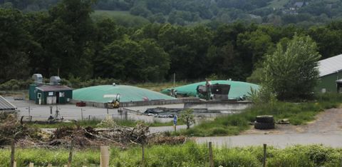 L’emprise au sol de ce type d’unité est plus importante qu’avec une cuve classique en béton. Les digesteurs de Jérôme font environ 400 m³ chacun et occupent une surface de 1 500 m². © G. Baron/GFA