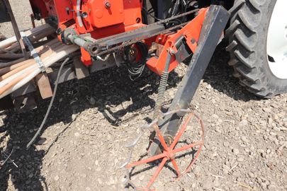 L’exploitant a fabriqué un support pour la roue squelette afin de l’adapter au nouveau châssis. En parallèle, il a ajouté un pignon sur la sortie d’arbre de la distribution et une chaîne pour lier le tout. © P. Denis/GFA