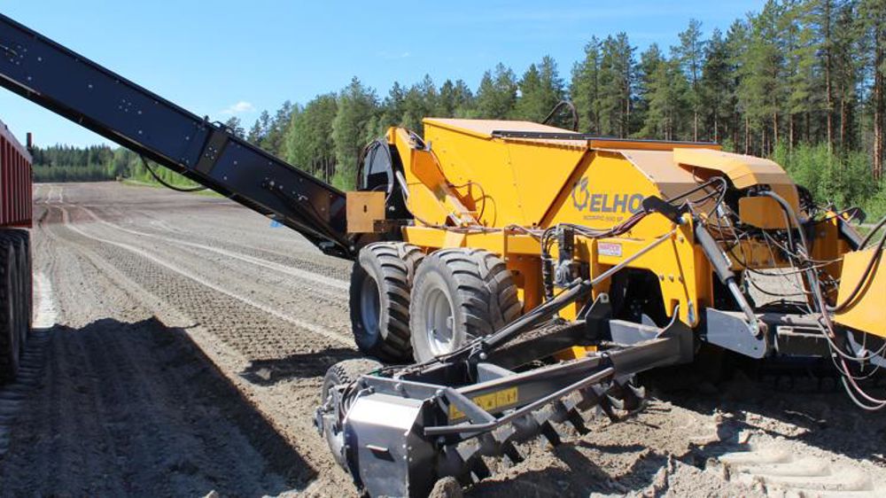 La ramasseuse Elho vide dans la remorque