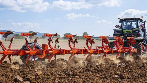 Kuhn déploie sa charrue monoroue jusqu’à 9 corps Kuhn déploie sa charrue monoroue jusqu’à 9 corps