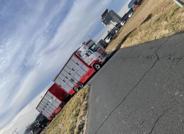 Un des camions posté à l’entrée de l’aéroport d’Aurillac le jeudi 3 février dernier. © Pierre-Antoine Fabre