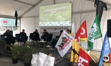 Un forum citoyen a été organisé sur le parvis de la Défense, dans l’après-midi du mardi 29 mars 2022, pour débattre de l’enseignement agricole, de l’agriculture et de l’alimentation de demain. © Frédéric Chassagnette/SNETAP-FSU