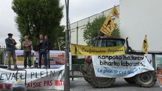 La Confédération paysanne dans la rue pour défendre le plein air La Confédération paysanne dans la rue pour défendre le plein air