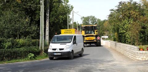 Le panneau d’interdiction aux véhicules de transport de marchandises s’applique aux utilitaires de la ferme si leur carte grise porte cette mention. © Jean-Michel Nossant