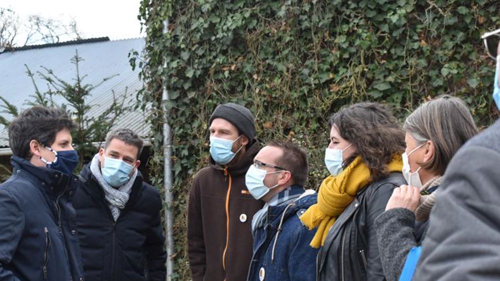 Le ministre visite une « petite ferme » de la Confédération paysanne