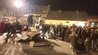 Les agriculteurs aveyronnais embrasent les campagnes Les agriculteurs aveyronnais embrasent les campagnes