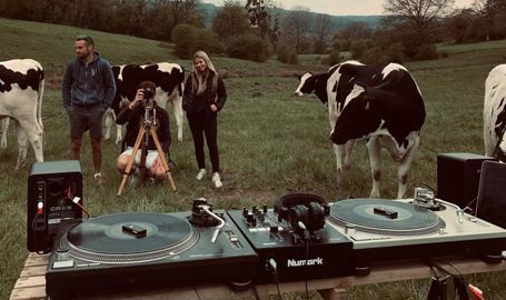 Photo prise des coulisses du tournage du clip musical « Domicile », créé par Nathan et ses amis. © Nathan Philippe