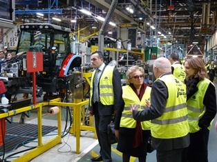 Richard Markwell a fait visiter l'usine Agco de Beauvais à Bernadette Chirac.