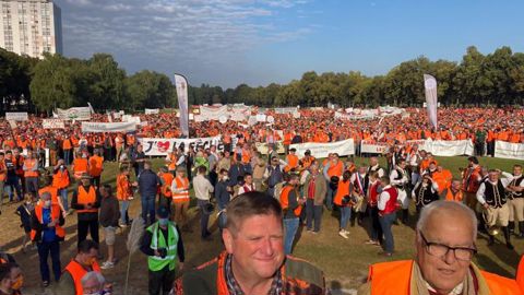 Des milliers de gilets oranges pour défendre la ruralité Des milliers de gilets oranges pour défendre la ruralité