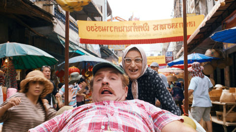 Dans Les Bodin’s en Thaïlande, réalisé par Frédéric Forestier, Maria, la fermière aux répliques hautes en couleur (Vincent Dubois) emmène son fils Christian (Jean-Christian Fraiscinet) en vacances. © Cheyenne Prod