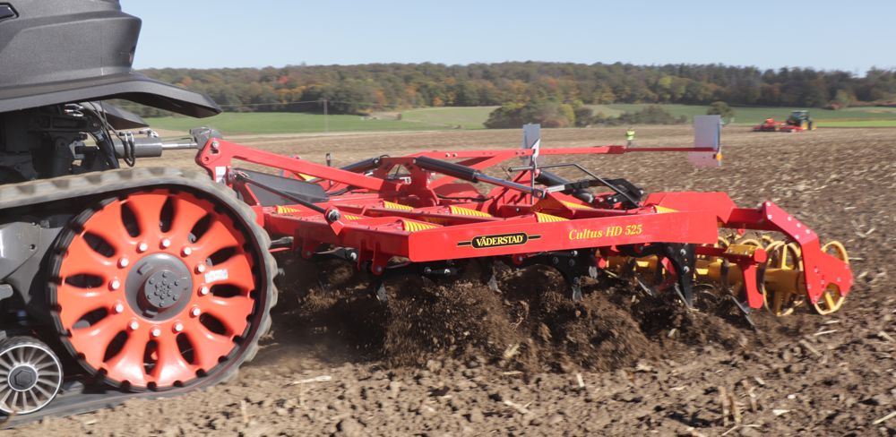 Väderstad introduit le Cultus HD, un déchaumeurs à dents, porté et repliable. Deux largeurs de travail sont proposées.