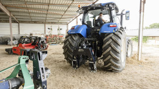 Le système Tracto-Lock est composé d'une interface placée sur le relevage du tracteur, et d'une autre placée sur l'outil. L'atelage se fait alors en moins d'une minute, prise de force, hydraulique et électronique comprises. Le système Tracto-Lock est composé d'une interface placée sur le relevage du tracteur, et d'une autre placée sur l'outil. L'atelage se fait alors en moins d'une minute, prise de force, hydraulique et électronique comprises.