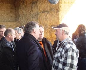 François Bayrou, candidat à la présidence de la République accompagné par Maxime et Chantal Mazabraud, éleveurs naisseur engraisseur et gérants d’une ferme auberge et, de Christophe Chevallier, président de la Fdsea 87. 
