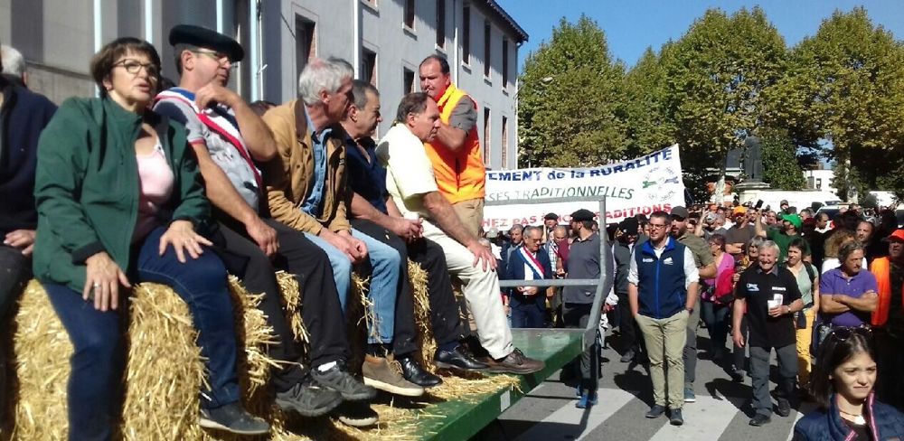 Après s'être rassemblés dans le centre-ville de Foix, les manifestants ont accompagné les six prévenus vers le tribunal.