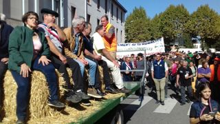 Après s'être rassemblés dans le centre-ville de Foix, les manifestants ont accompagné les six prévenus vers le tribunal. Après s'être rassemblés dans le centre-ville de Foix, les manifestants ont accompagné les six prévenus vers le tribunal.