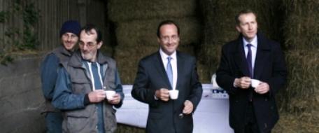 François Hollande en ayenne entouré des agriculteurs dont il a visité l'exploitation.