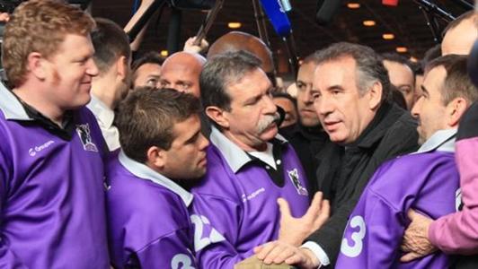 François Bayrou, candidat du Modem à la présidentielle, le dimanche 26 février 2012, lors de sa visite au salon de l'Agriculture, porte de Versailles à Paris.