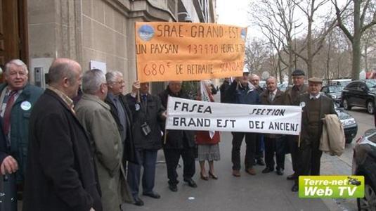Les agriculteurs retraités devant le siège de campagne de François Hollande, le 7 mars 2012.
