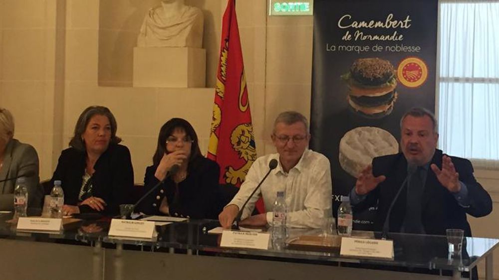 Les sénateurs normands font la promotion du « véritable Camembert de Normandie »