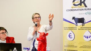 Redistribuer au moins 100 €/1 000 litres de marge aux éleveurs Redistribuer au moins 100 €/1 000 litres de marge aux éleveurs