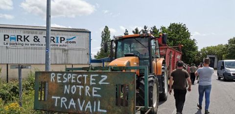 Mobilisation des agriculteurs face à l’occupation de la parcelle de Jérôme et d’Olivier Batard. © Adeline Matard