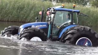 Un New Holland flottant aux Pays-Bas Un New Holland flottant aux Pays-Bas