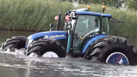 Un New Holland flottant aux Pays-Bas Un New Holland flottant aux Pays-Bas