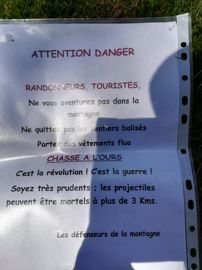 Cette affiche titrée « Attention danger » est apposée récemment à Auzat, en Ariège, au départ du sentier menant à l’estive de Saleix. © Ferus