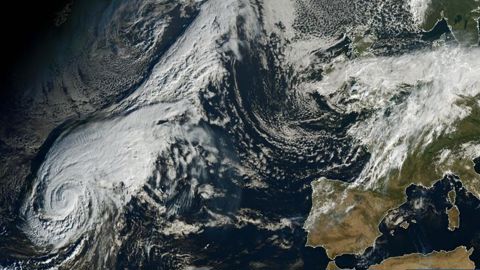L‘ouragan Lorenzo aux frontières de l’Europe L‘ouragan Lorenzo aux frontières de l’Europe