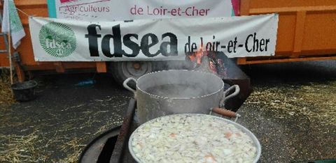 Dans le Loir-et-Cher, les agriculteurs ne lèveront pas le siège devant la sous-préfecture de Romorantin-Lanthenay tant qu’ils n’auront pas obtenu de réponse satisfaisante pour la Sologne. © FDSEA 41