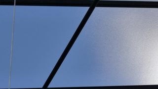 Le rayonnement solaire peut être diffusé par des molécules ou des matériaux (ici un verre). ©Astredhor Auvergne-Rhône-Alpes 