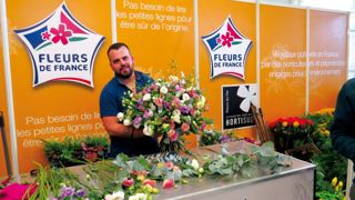 Cédric Exare, designer floral à Paris et en région parisienne, réalisait des démonstrations au stand d’Excellence végétale. © L. Kaluzny-Pinon Cédric Exare, designer floral à Paris et en région parisienne, réalisait des démonstrations au stand d’Excellence végétale. © L. Kaluzny-Pinon