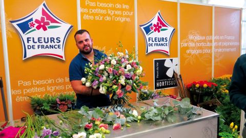 Cédric Exare, designer floral à Paris et en région parisienne, réalisait des démonstrations au stand d’Excellence végétale. © L. Kaluzny-Pinon 