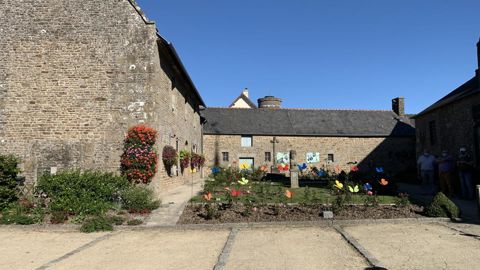 Le village de Mellé (35) fait partie des 9 communes qui font leur apparition au palmarès national du fleurissement en 2020, malgré le contexte tout à fait particulier. ©P. Fayolle