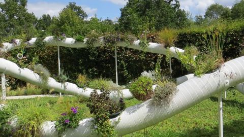 La végétation aérienne tubulaire du « Jardin suspendu 2.0 » (France) est aisément transposable dans un jardin privé ou en aménagement collectif. ©LKP