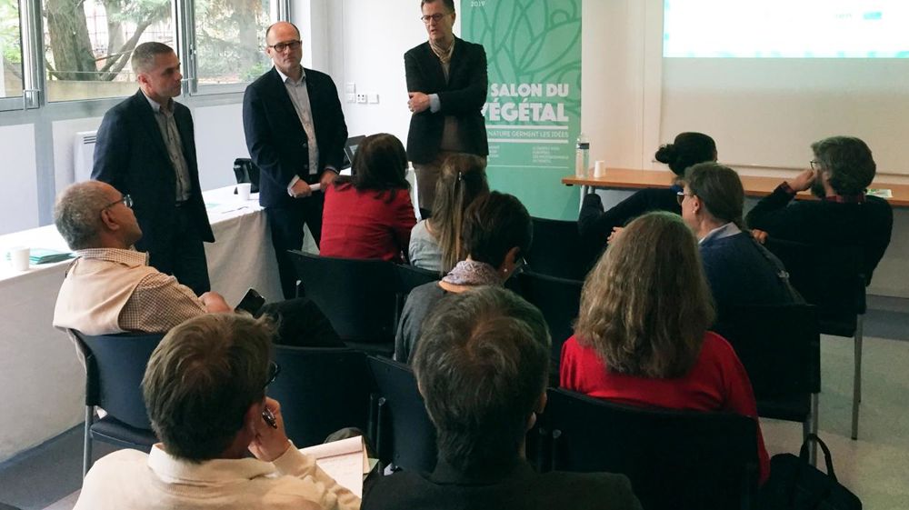 Thierry Browaeys (à droite) président du BHR : « le salon 2019 sera le fruit d’une réflexion pilotée par les producteurs, qui restent les organisateurs du salon, en partenariat avec les familles de Val’hor ». Avec lui : Philippe Wegmann (à gauche), directeur du BHR, et Jean-Eric Ponthou, commissaire général du salon du végétal. F.Arnould Thierry Browaeys (à droite) président du BHR : « le salon 2019 sera le fruit d’une réflexion pilotée par les producteurs, qui restent les organisateurs du salon, en partenariat avec les familles de Val’hor ». Avec lui : Philippe Wegmann (à gauche), directeur du BHR, et Jean-Eric Ponthou, commissaire général du salon du végétal. F.Arnould