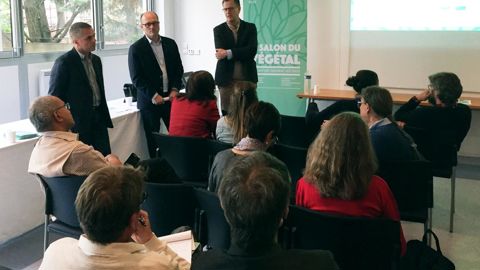 Thierry Browaeys (à droite) président du BHR : « le salon 2019 sera le fruit d’une réflexion pilotée par les producteurs, qui restent les organisateurs du salon, en partenariat avec les familles de Val’hor ». Avec lui : Philippe Wegmann (à gauche), directeur du BHR, et Jean-Eric Ponthou, commissaire général du salon du végétal. F.Arnould