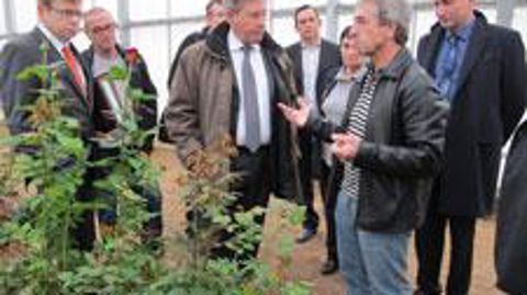 Laurent Cayrel, le préfet du Var (au centre), à l'écoute du rosiériste Michel Fourmillier, installé à La Crau. ©Valérie Vidril 