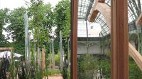  A gauche : A Jardins, jardin aux Tuileries, le concept « Invert d'H2O fluide entre cellules et essences végétales » illustre la finesse des créations.   A droite : A l'art du jardin, la nef du Grand Palais remplie de végétaux, vue de la spectaculaire cabane Pommery conçue par Ghislain André.