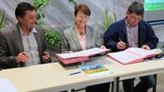 ©Alain Canon Jean-Pierre Leveillard (à gauche), président de la chambre régionale d'agriculture, Marie-Madeleine Mialot, vice-présidente du conseil régional en charge de l'économie, et Xavier Lavedeau, président du syndicat régional des horticulteurs, ont posé leur signature sur le plan de campagne pour les quatre prochaines années.  ©Alain Canon Jean-Pierre Leveillard (à gauche), président de la chambre régionale d'agriculture, Marie-Madeleine Mialot, vice-présidente du conseil régional en charge de l'économie, et Xavier Lavedeau, président du syndicat régional des horticulteurs, ont posé leur signature sur le plan de campagne pour les quatre prochaines années.