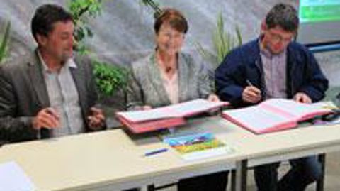 ©Alain Canon Jean-Pierre Leveillard (à gauche), président de la chambre régionale d'agriculture, Marie-Madeleine Mialot, vice-présidente du conseil régional en charge de l'économie, et Xavier Lavedeau, président du syndicat régional des horticulteurs, ont posé leur signature sur le plan de campagne pour les quatre prochaines années. 