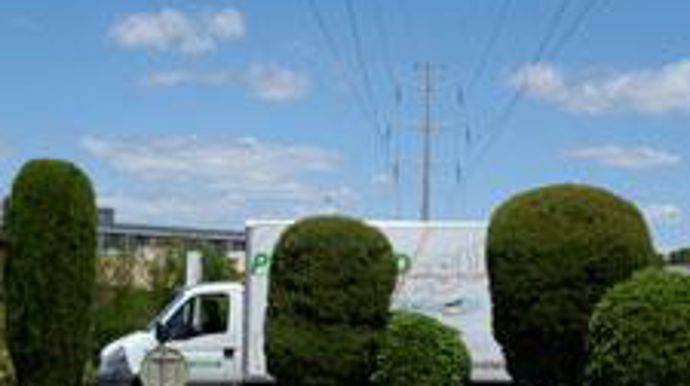 Sous une ligne à haute ou très haute tension, il y a risque de provoquer un arc électrique ou un amorçage (danger de mort), que l'on soit en contact avec la ligne, ou même que l'on s'en approche trop près, ou encore que l'on pointe un objet dans sa direction. ©Odile Maillard Sous une ligne à haute ou très haute tension, il y a risque de provoquer un arc électrique ou un amorçage (danger de mort), que l'on soit en contact avec la ligne, ou même que l'on s'en approche trop près, ou encore que l'on