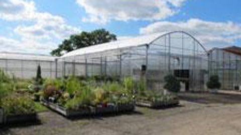 Le Ratho vient d'installer une serre monochapelle bioclimatique à double paroi gonflable de 144 m2. Elle y teste les systèmes de capteurs accumulateurs sous les tablettes et le mur capteur accumulateur. ©valérie Vidril Le Ratho vient d'installer une serre monochapelle bioclimatique à double paroi gonflable de 144 m2. Elle y teste les systèmes de capteurs accumulateurs sous les tablettes et le mur capteur accumulateur. ©valérie Vidril